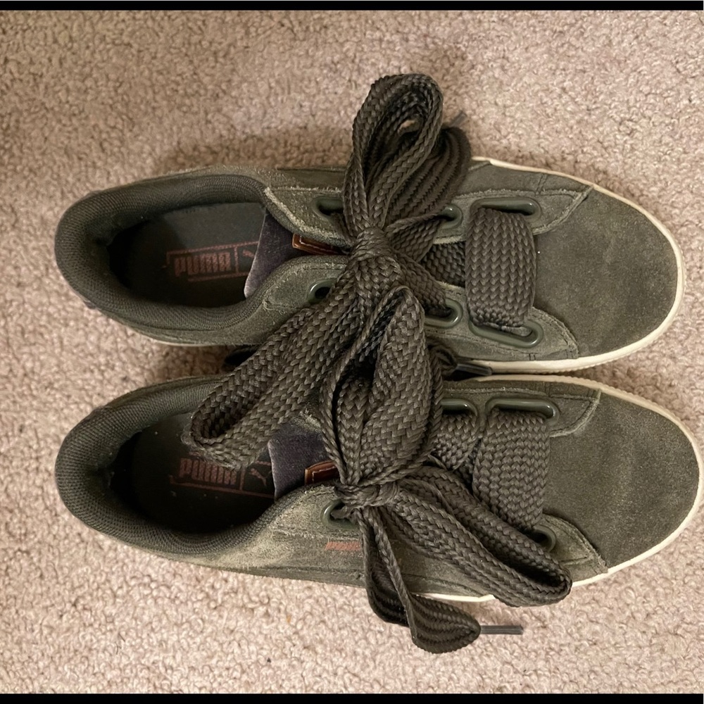 Puma barely worn wide lace sneakers